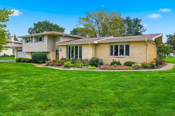 22W375 Walnut AVE, Medinah, IL 60157