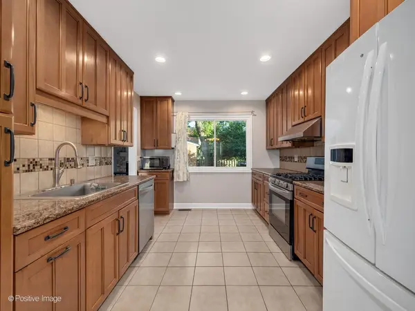 223 Willow LN, Bloomingdale, IL 60108