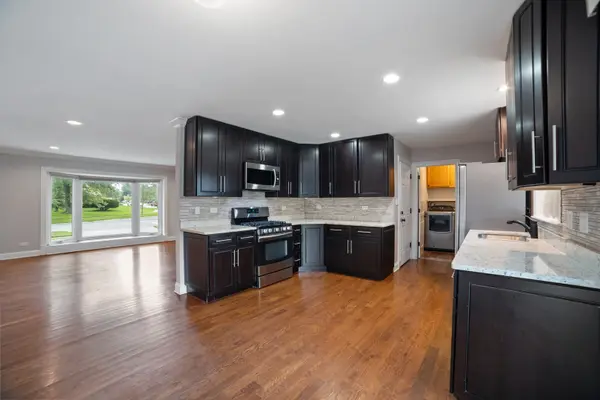 109 Crest AVE, Elk Grove Village, IL 60007