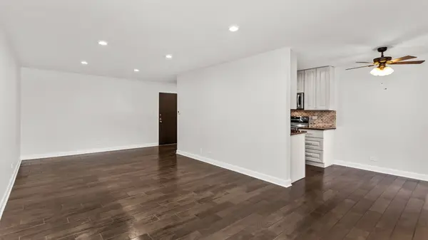 725 W Huntington Commons RD #104, Mount Prospect, IL 60056