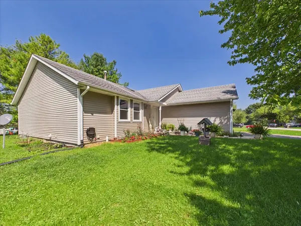 122 Drew CT, Poplar Grove, IL 61065