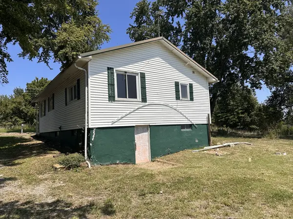 23780 Carlyle RD, Thompsonville, IL 62890