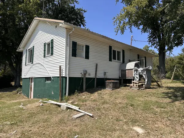 23780 Carlyle RD, Thompsonville, IL 62890