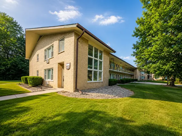 5517 King Arthur CT, Westmont, IL 60559