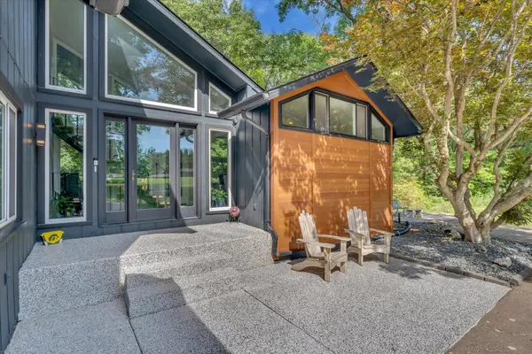 15 Valley View DR, Blue Grass, IA 52726