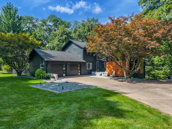 15 Valley View DR, Blue Grass, IA 52726