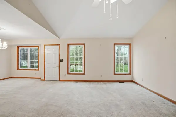 2410 Primrose DR, Valparaiso, IN 46383