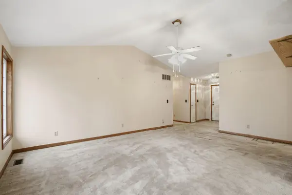 2410 Primrose DR, Valparaiso, IN 46383