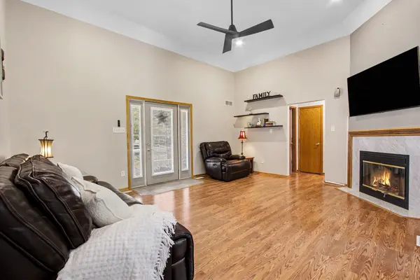 907 E 12th ST, Hobart, IN 46342