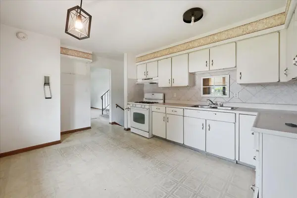 981 W 69th PL, Merrillville, IN 46410