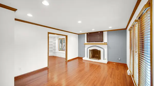 1124 Lisa LN, Schererville, IN 46375