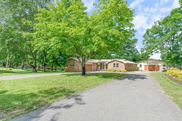 104 Southwood Dr, Dickson, TN 37055