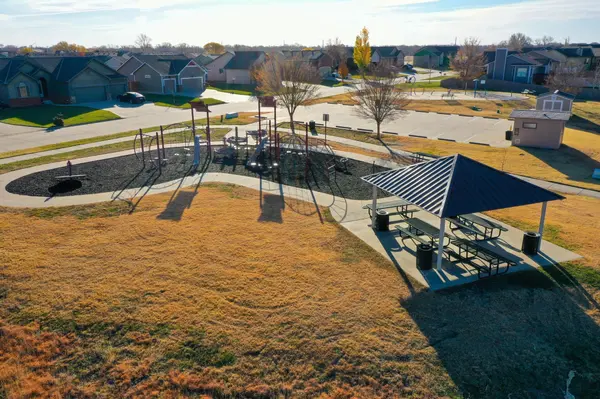206 Springlake Ct, Newton, KS 67114