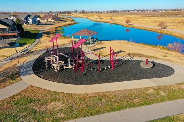 214 Springlake Ct, Newton, KS 67114