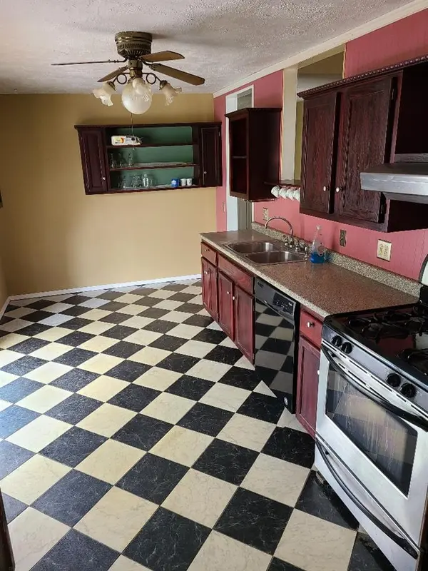 515 S 5th St, Arkansas City, KS 67005
