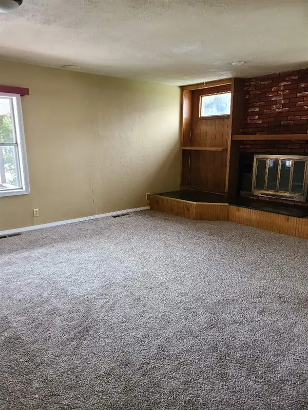515 S 5th St, Arkansas City, KS 67005