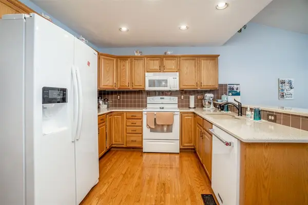 11 HICKORY CT, Valley Center, KS 67147