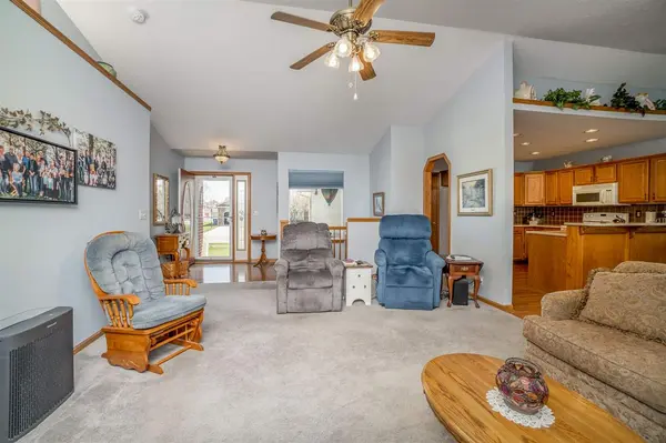 11 HICKORY CT, Valley Center, KS 67147