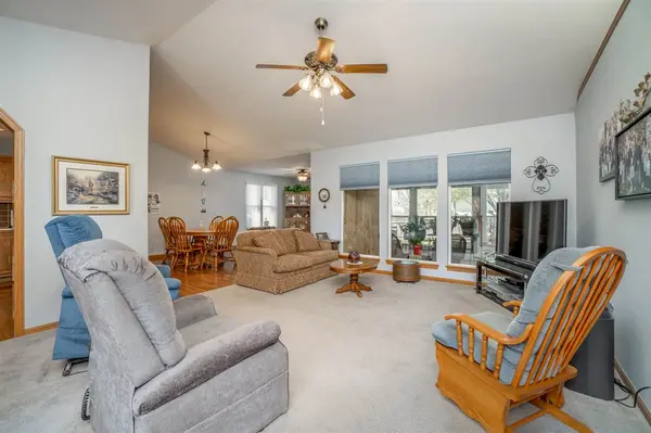 11 HICKORY CT, Valley Center, KS 67147