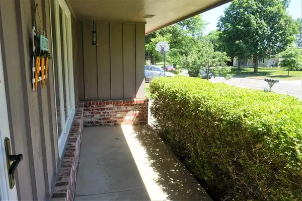 1823 N Topaz St, Wichita, KS 67212