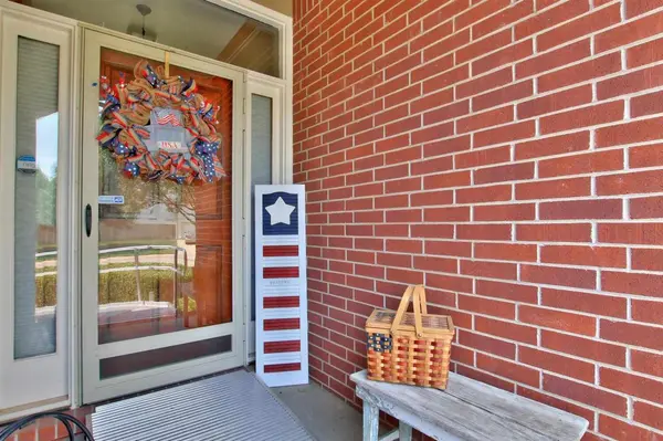 1317 N Briarwood St, Derby, KS 67037