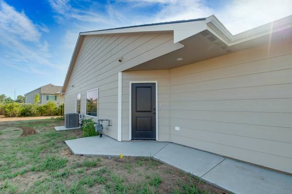 5510-5512 N Sandkey Ct, Wichita, KS 67204