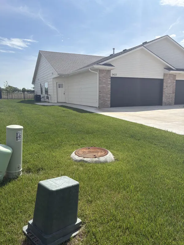 5420-5422 N Sandkey Ct, Wichita, KS 67204