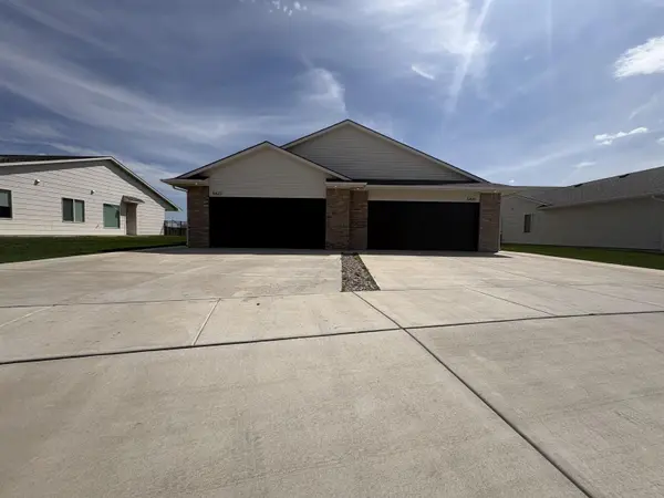5420-5422 N Sandkey Ct, Wichita, KS 67204