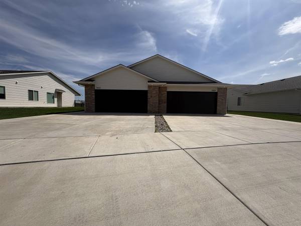 5420-5422 N Sandkey Ct, Wichita, KS 67204