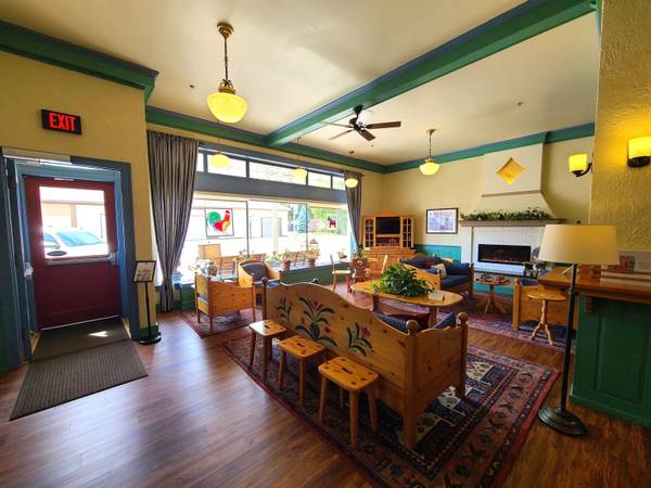 112 W Lincoln St, Lindsborg, KS 67456