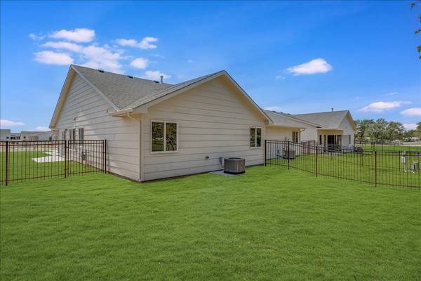 5519-5521 N Sandkey Ct, Wichita, KS 67204