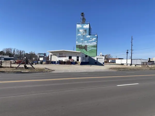 515 6th St, Clay Center, KS 67432