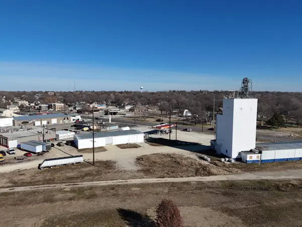 515 6th St, Clay Center, KS 67432