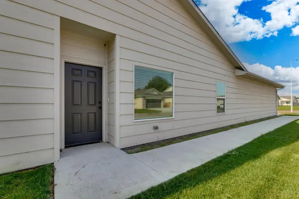 4451-4453 N Sandplum St, Wichita, KS 67205
