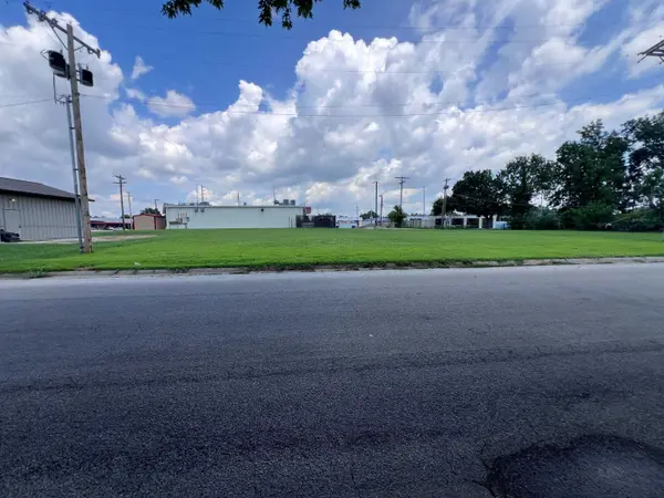 1422 N 1st St, Arkansas City, KS 67005