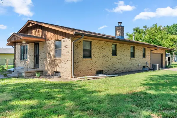 401 S Edwards Ave., Moundridge, KS 67107