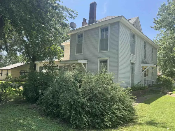 403 E 11th Ave, Winfield, KS 67156