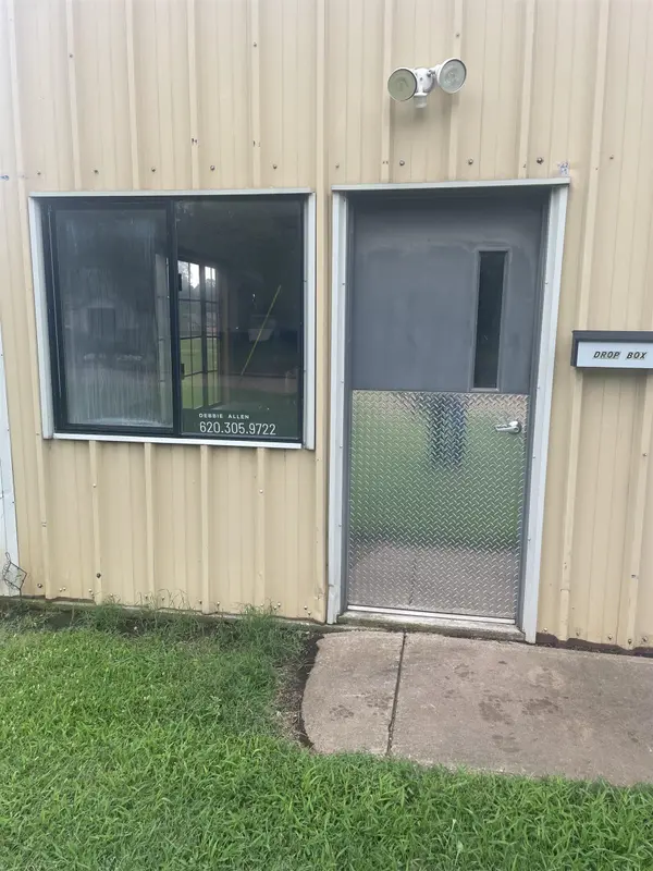 905 E 8th St, Harper, KS 67058