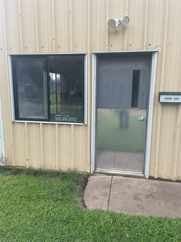 905 E 8th St, Harper, KS 67058