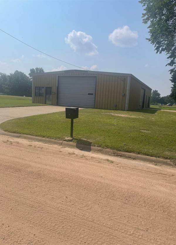 905 E 8th St, Harper, KS 67058