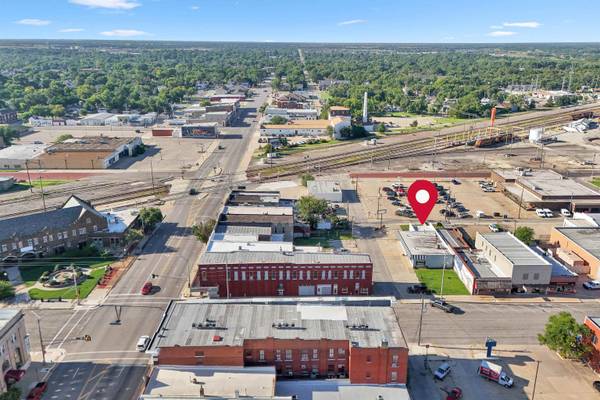 115 W 5th St, Newton, KS 67114