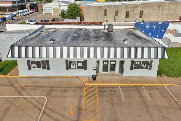 115 W 5th St, Newton, KS 67114