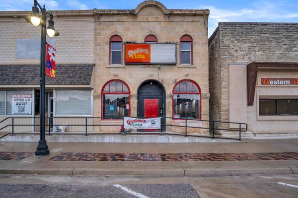 114 E Main St, Marion, KS 66861