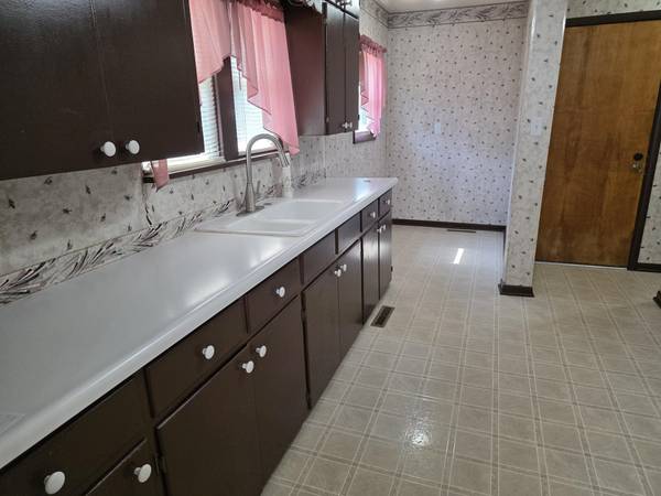 1021 N 3rd St, Arkansas City, KS 67005