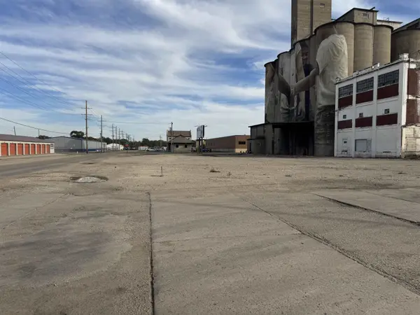 343 N Santa Fe Ave, Salina, KS 67401
