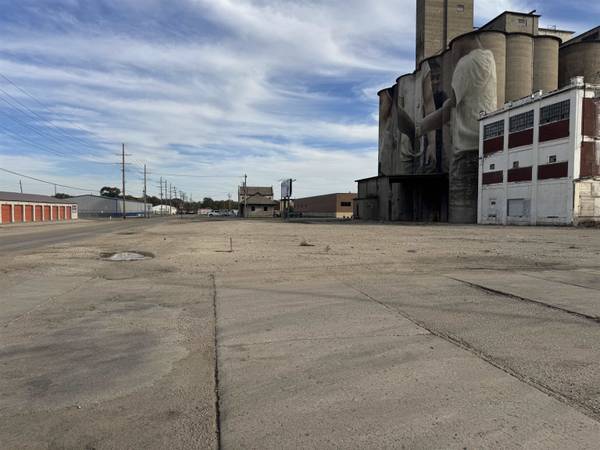 343 N Santa Fe Ave, Salina, KS 67401
