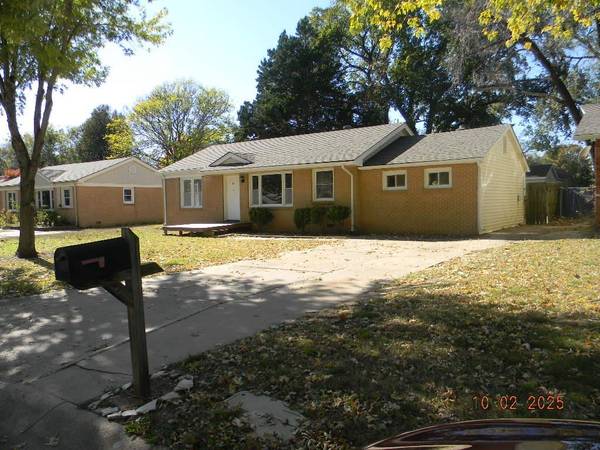215 S Sunset Ave, Haysville, KS 67060