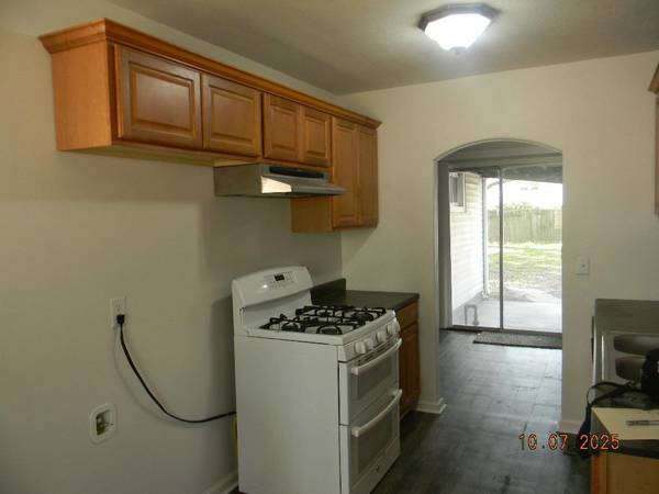 215 S Sunset Ave, Haysville, KS 67060