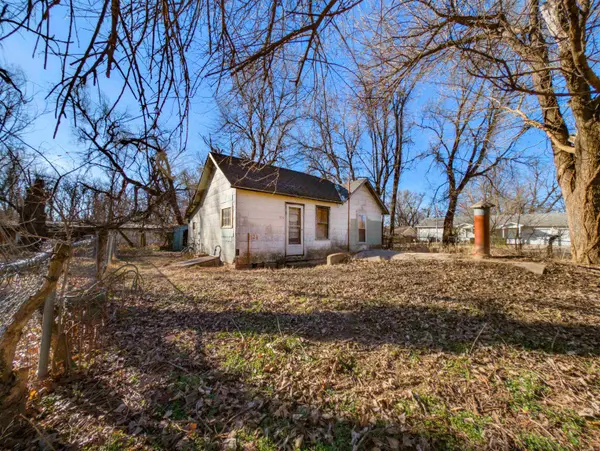 1126 N 13th St, Arkansas City, KS 67005
