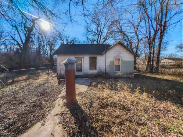 1126 N 13th St, Arkansas City, KS 67005